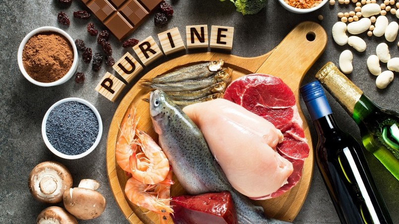 Các thực phẩm có hàm lượng purin cao như thịt đỏ, thịt xông khói, gan, thận, dạ dày động vật, cá hồi, cá mòi, cá cơm, trai và các loài hải sản có vỏ là những nguyên nhân phổ biến làm tăng axit uric trong máu. 