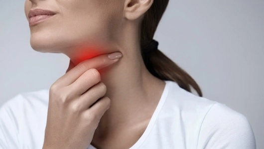 Vì sao dễ bị viêm họng khi giao mùa?