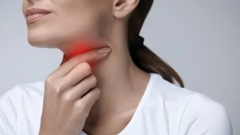 Vì sao dễ bị viêm họng khi giao mùa?