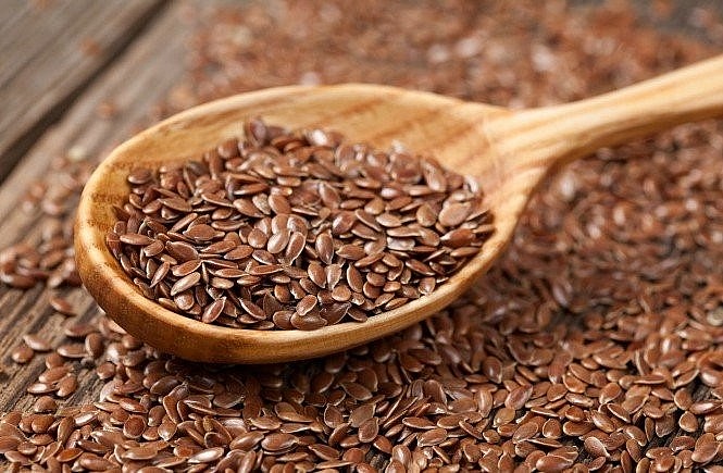 Hạt lanh giúp cân bằng nội tiết tố và hỗ trợ giảm mỡ bụng hiệu quả. 