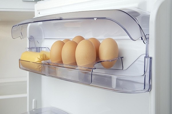 Nhiều người có thói quen để trứng ở cánh cửa tủ lạnh – nơi thường được nhà sản xuất thiết kế khay riêng – nhưng theo các chuyên gia, đây lại là vị trí tiềm ẩn nhiều rủi ro.