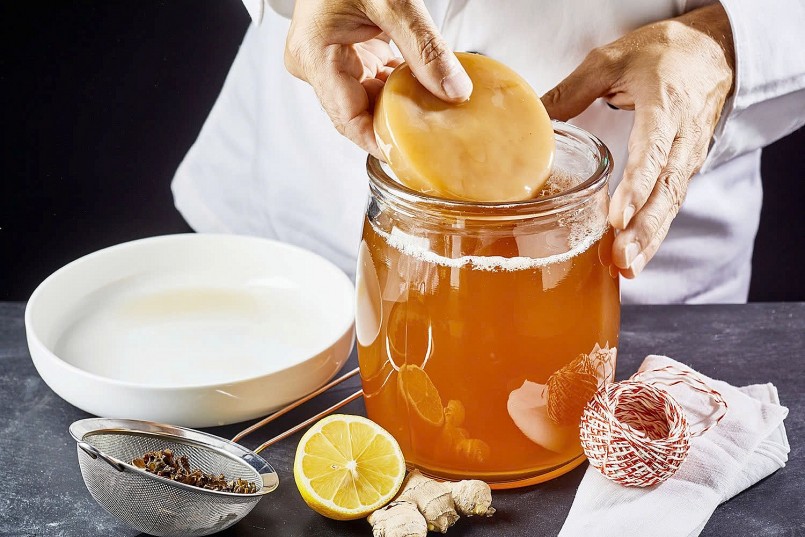 Các chất chống oxy hóa trong kombucha, đặc biệt khi được làm từ trà xanh, giúp trung hòa gốc tự do.