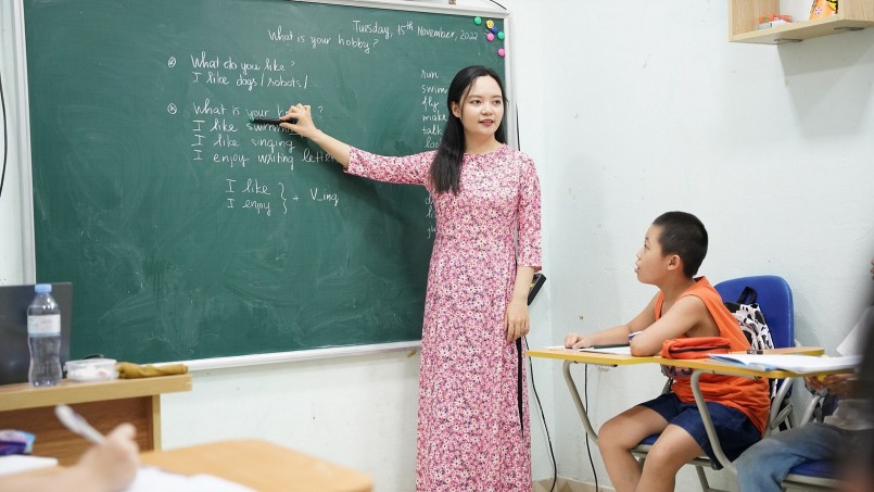 Suy giãn tĩnh mạch là một trong những căn bệnh phổ biến ở đôi chân, đặc biệt ở nhóm người phải đứng hoặc ngồi quá lâu trong cùng một tư thế. 