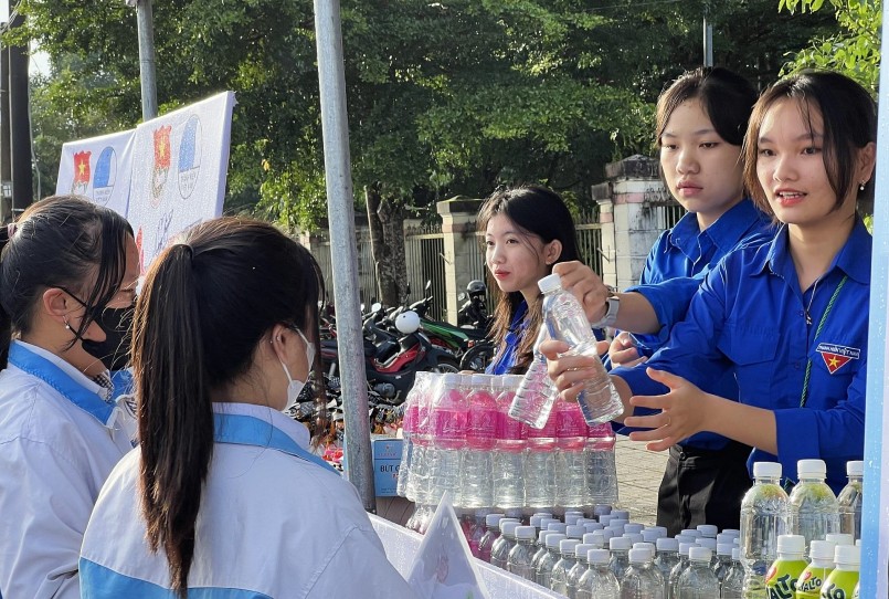 Mỗi ngày, sĩ tử cần uống khoảng 2 lít nước.