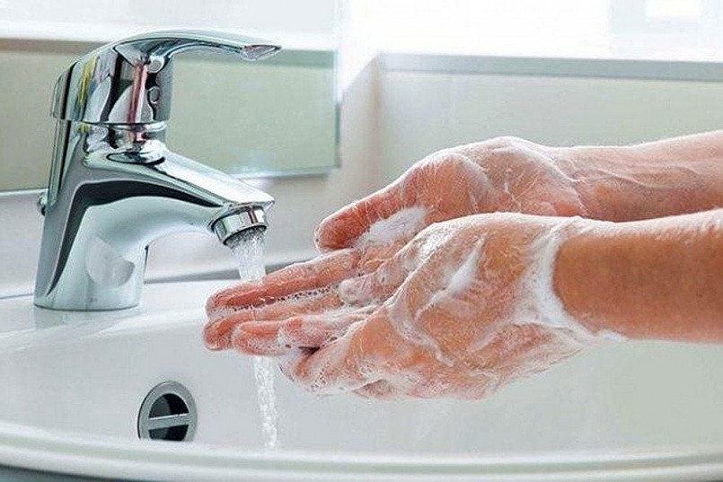 Tay bẩn mang theo hàng triệu vi khuẩn, nếu chạm vào đầu lọ thuốc hoặc vùng quanh mắt có thể gây viêm kết mạc hoặc nhiễm trùng giác mạc.