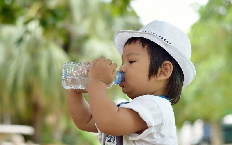 Uống đủ nước là cách đơn giản nhất để tăng cường miễn dịch.