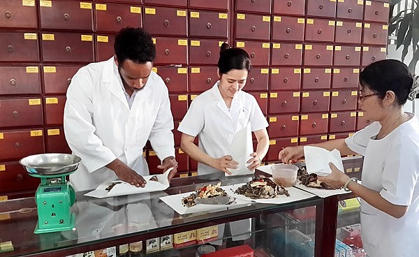 Dược sĩ sẽ tham gia vào công tác sản xuất thuốc y học cổ truyền.
