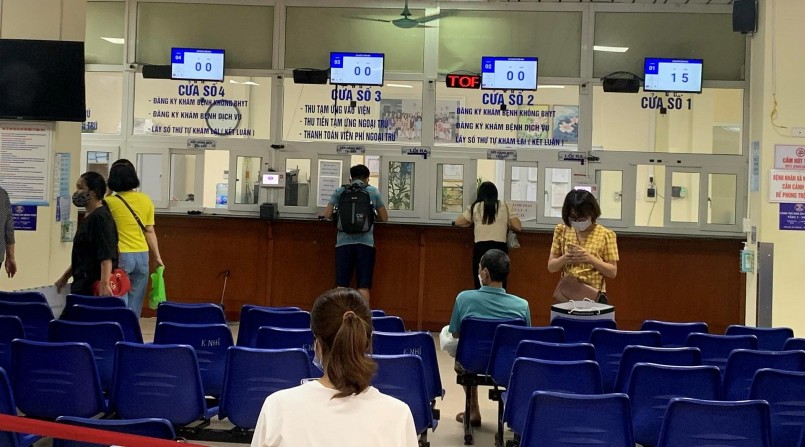 Người bệnh làm thủ tục khám tại quầy.