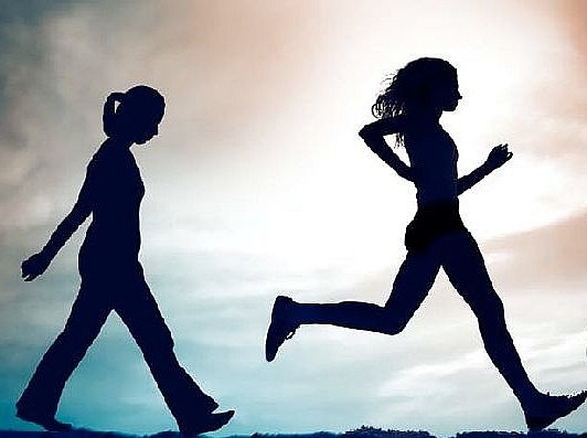 Việc đi bộ hay chạy bộ thường xuyên đều giúp giảm đáng kể nguy cơ mắc các bệnh về huyết áp, cholesterol cao và tim mạch.
