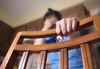 Chóng mặt, xây xẩm khi đứng dậy: Hiện tượng hạ huyết áp tư thế đứng ở người lớn tuổi