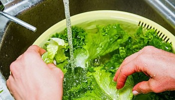 Rửa rau bằng giấm, muối, baking soda có thực sự làm sạch như bạn nghĩ?