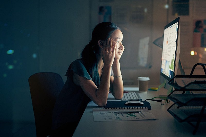 Lạm dụng thiết bị điện tử trong bóng tối khiến mắt phải hoạt động quá mức, dễ dẫn đến khô mắt và thoái hóa điểm vàng.