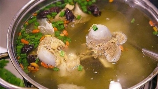 Nước hầm xương không bổ như bạn nghĩ