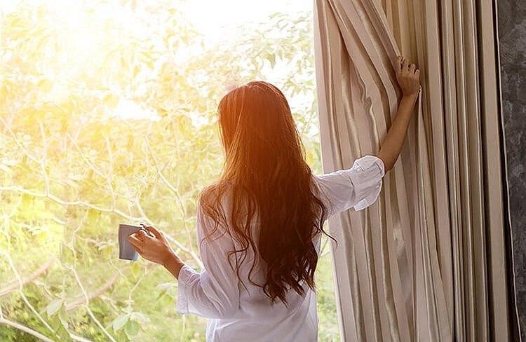 Uống một ly nước ấm ngay sau khi thức dậy giúp bù nước nhanh chóng, khởi động cơ thể và tăng cường trao đổi chất.
