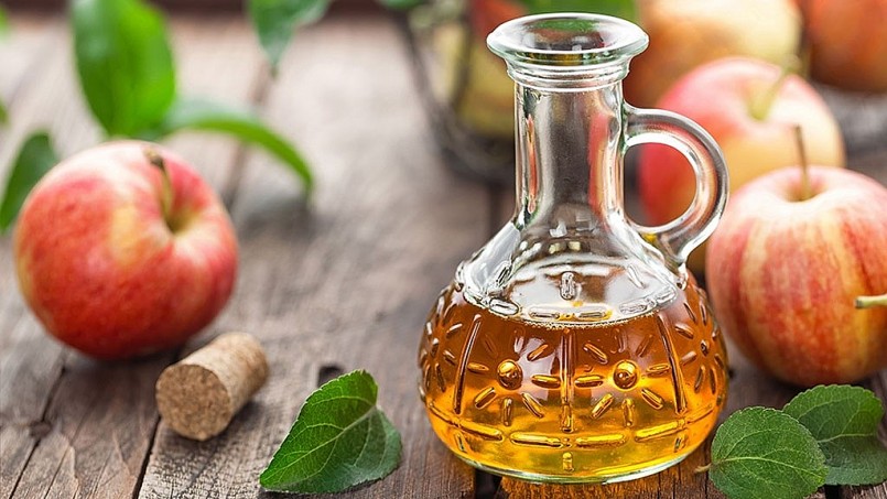 Việc sử dụng giấm táo để làm gia vị, bảo quản thực phẩm, và trong y học đã có từ rất lâu đời.