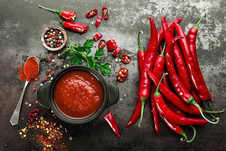 Ăn quá nhiều đồ cay nóng trong thời gian dài có thể gây tổn hại cho gan và huyết dịch, từ đó gián tiếp ảnh hưởng đến sức khỏe của mắt.