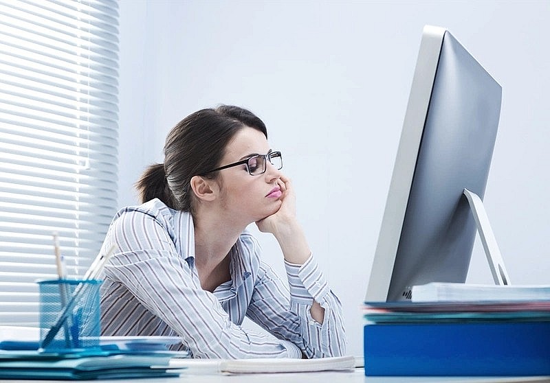Ngồi một chỗ quá lâu làm giảm đáng kể lưu lượng máu và oxy lên não.