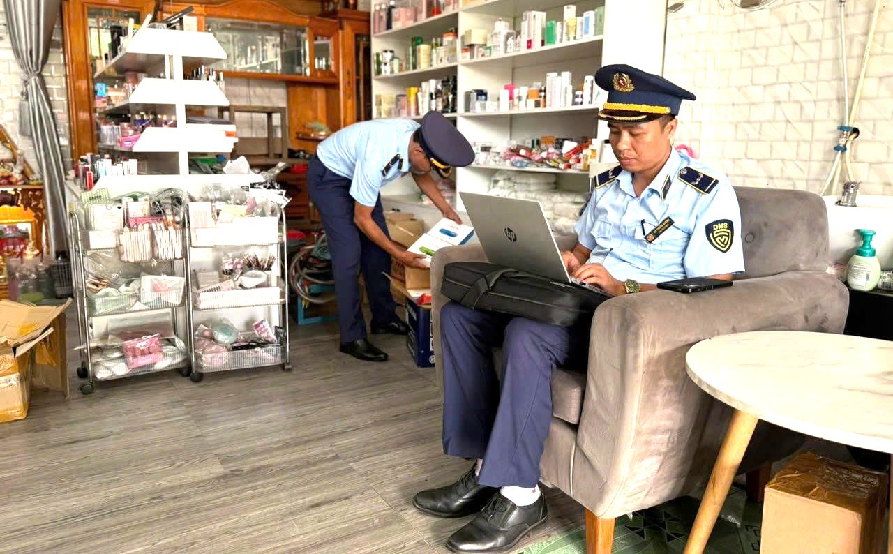 Cảnh báo hàng xách tay nguy hại: Nước hoa chứa chất cấm, thiết bị điện tử có nguy cơ cháy nổ
