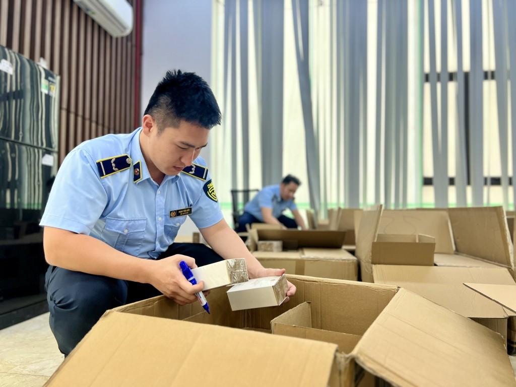 Cảnh báo hàng xách tay nguy hại: Nước hoa chứa chất cấm, thiết bị điện tử có nguy cơ cháy nổ