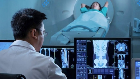 Khi bác sĩ dựa dẫm vào AI: Lợi ích và cái giá tiềm ẩn