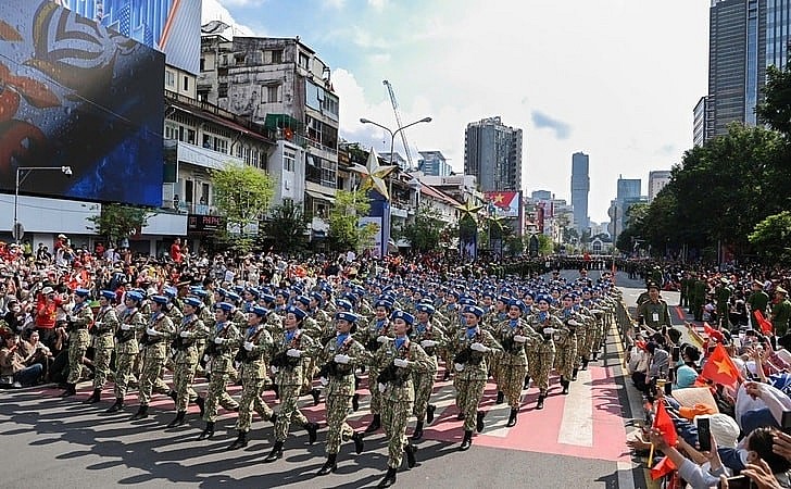 Sự kiện diễn ra ngoài trời trong nhiều giờ liền, có thể đi kèm với những thách thức như thời tiết nắng nóng, mật độ người xem tập trung cao độ. 