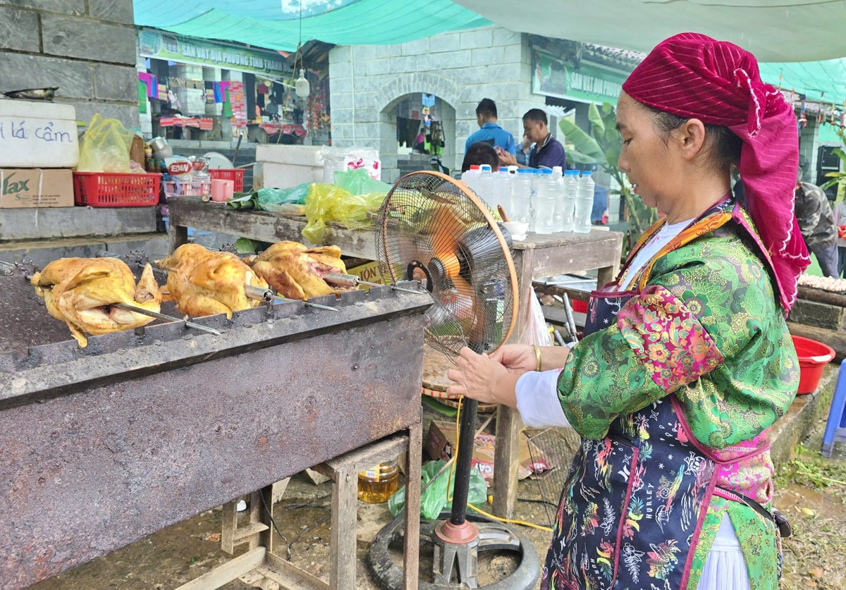 Phiên chợ vùng cao rộn ràng “Vui Tết độc lập” tại Làng Văn hóa – Du lịch các dân tộc Việt Nam