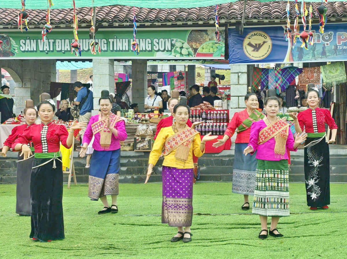 Phiên chợ vùng cao rộn ràng “Vui Tết độc lập” tại Làng Văn hóa – Du lịch các dân tộc Việt Nam