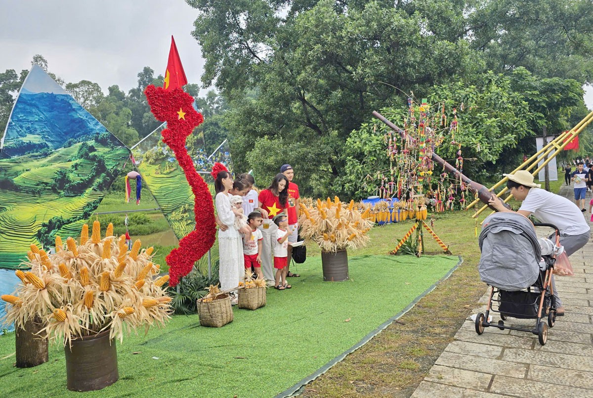 Phiên chợ vùng cao rộn ràng “Vui Tết độc lập” tại Làng Văn hóa – Du lịch các dân tộc Việt Nam