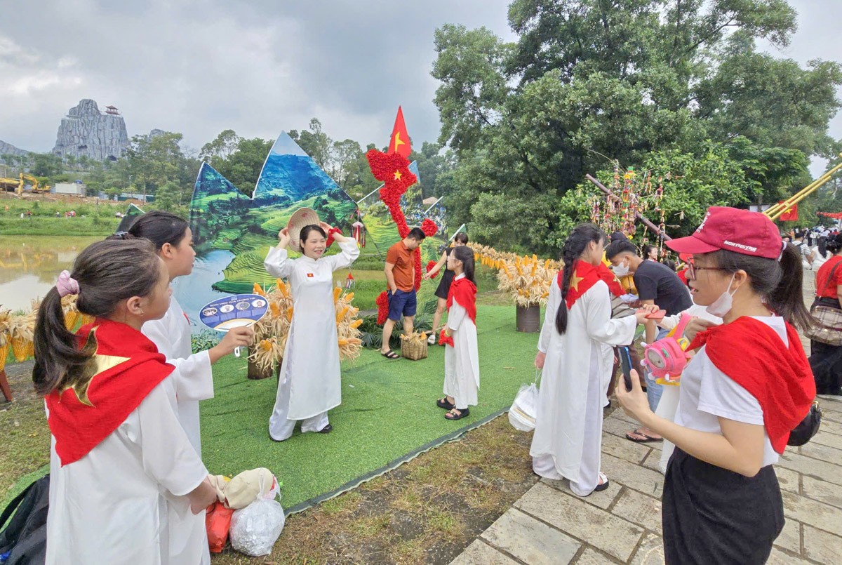 Phiên chợ vùng cao rộn ràng “Vui Tết độc lập” tại Làng Văn hóa – Du lịch các dân tộc Việt Nam