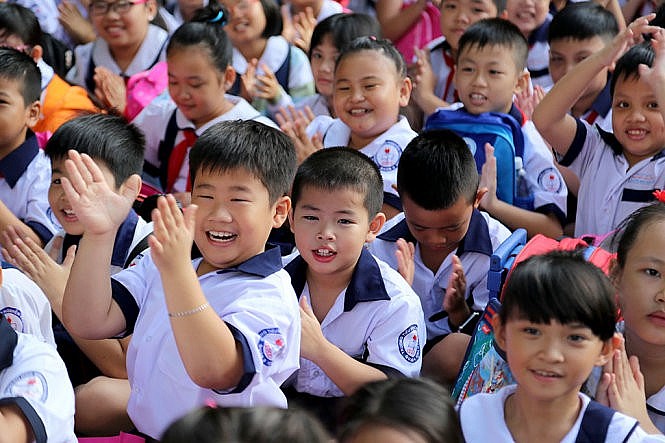 Vào mỗi dịp đầu năm học mới, câu chuyện về các khoản thu tại trường lại được nhiều phụ huynh quan tâm, trong đó có việc mua bảo hiểm thân thể cho học sinh.