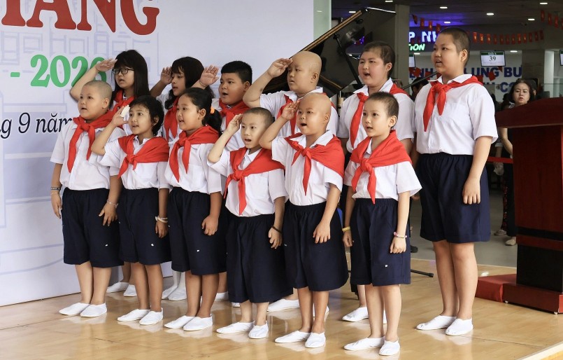 Các em tham gia chào cờ tại buổi lễ khai giảng lớp học