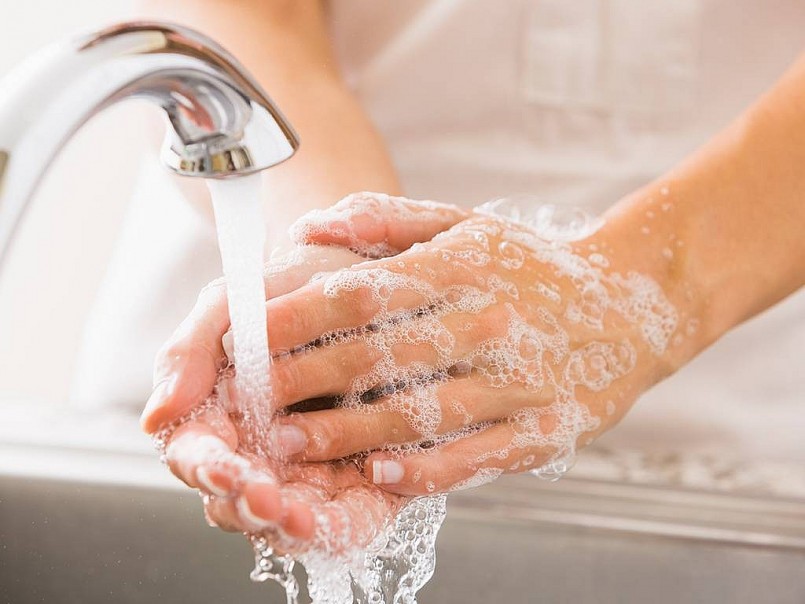 Rửa tay thường xuyên bằng xà phòng và nước sạch, đặc biệt là trước khi ăn, sau khi đi vệ sinh và trước khi chế biến thực phẩm.