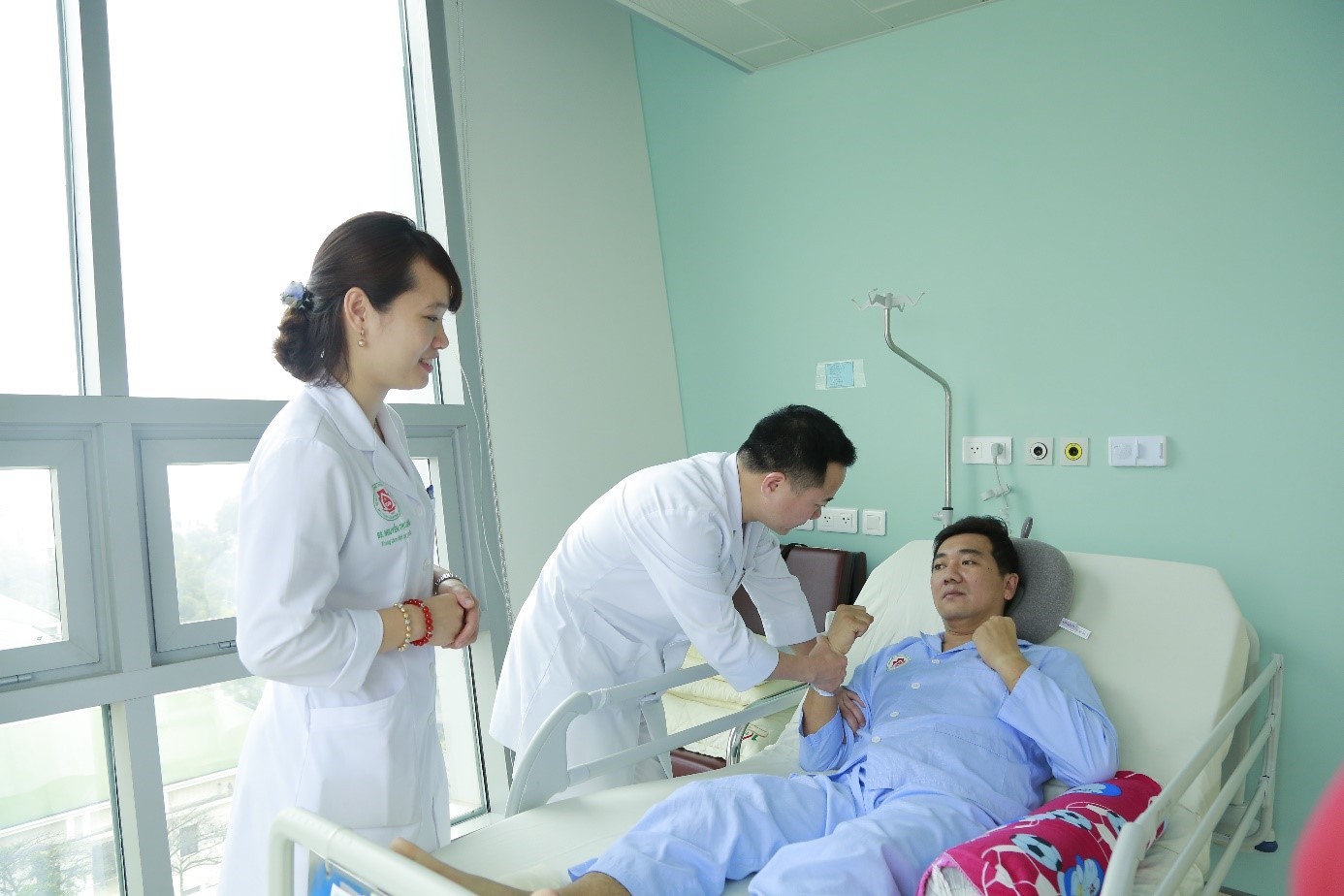Bác sĩ Trung tâm đột quỵ não – Bệnh viện TWQĐ 108 đến thăm, khám bệnh nhân