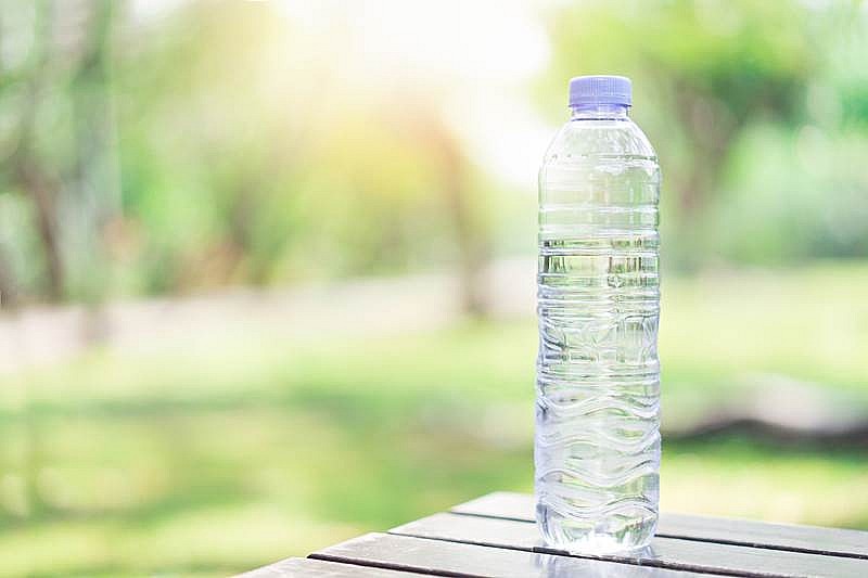 Thói quen để chai nước trong ô tô đỗ ngoài nắng, đựng nước ấm hoặc tráng chai bằng nước nóng là một sai lầm tai hại. Thói quen để chai nước trong ô tô đỗ ngoài nắng, đựng nước ấm hoặc tráng chai bằng nước nóng là một sai lầm tai hại.