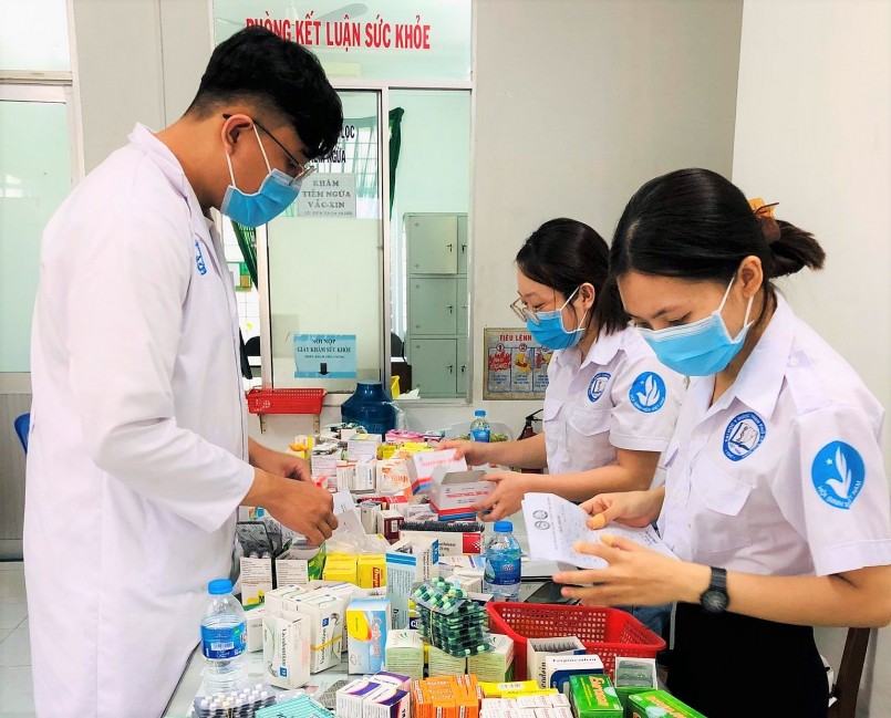 Dược sĩ trẻ thực hành phân loại, kiểm tra và chuẩn bị thuốc tại cơ sở y tế. Ảnh minh họa