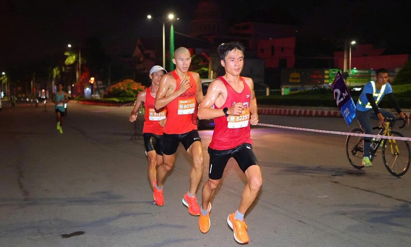 (Từ phải sang) Trương Trí Tâm, Triệu Tiến Luyện và Lý Nhân Tín cạnh tranh ở nhóm đầu 21km. Ảnh: VnExpress Marathon