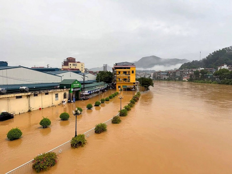 Nhiều khu vực đô thị ở Cao Bằng ngập sâu, giao thông tê liệt. Ảnh: Khương Đặng