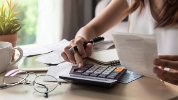 Lạm phát thấp nhưng “túi tiền” gia đình vẫn hao hụt: Vì sao có nghịch lý?