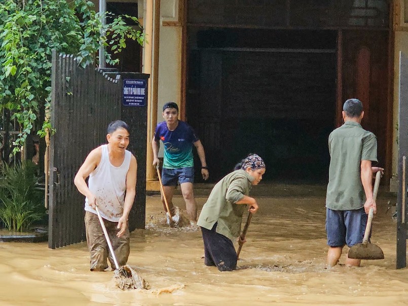 Nước lũ rút đi cũng là lúc các mầm bệnh nguy hiểm có cơ hội phát sinh và lây lan. 