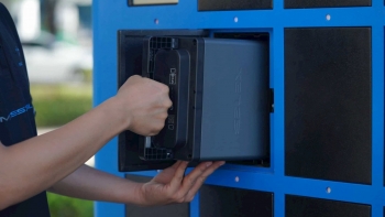 Hà Nội xem xét hợp tác với LG ENSOL triển khai dự án tủ đổi pin xe máy điện