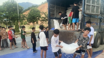 Hơn 456 tấn gạo từ nguồn dự trữ quốc gia được xuất cấp hỗ trợ học sinh