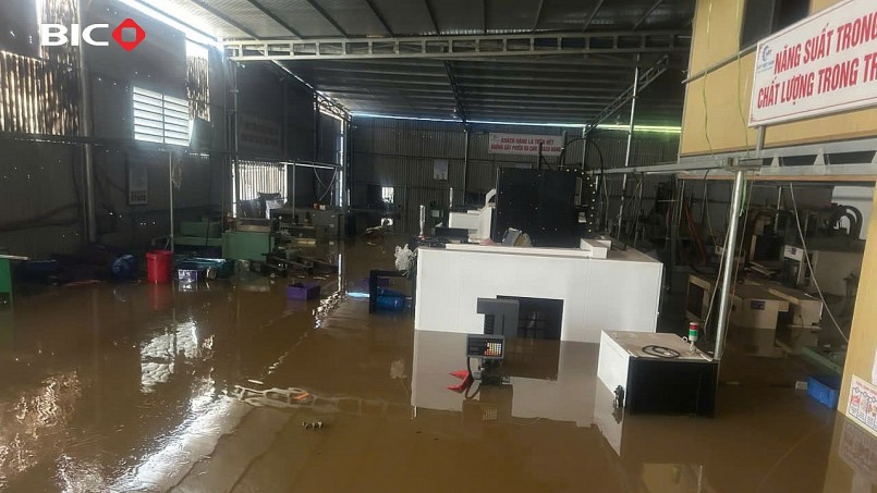 BIC vượt khó hỗ trợ khách hàng khi nước vẫn ngập cao (hình ảnh tại Thái Nguyên).