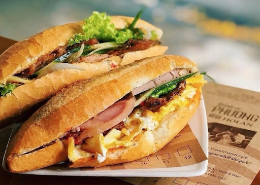 Không thể nhắc đến ẩm thực Việt Nam mà bỏ qua bánh mì – món ăn được đông đảo thực khách và giới phê bình ẩm thực tán dương, từng được cố đầu bếp Anthony Bourdain gọi là “bản giao hưởng trong một ổ bánh”.