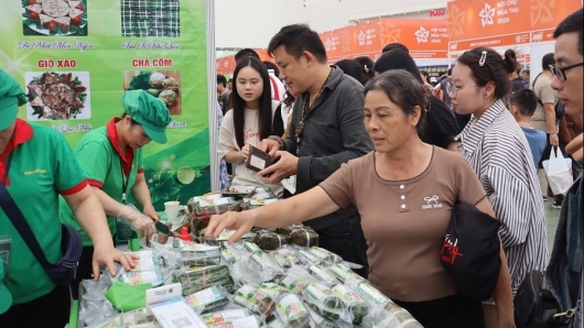 Hội chợ Mùa Thu 2025: Hàng giảm giá tới 70%, người mua tấp nập, doanh nghiệp “trúng đậm”