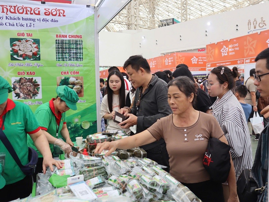 Hội chợ Mùa Thu 2025: Hàng giảm giá tới 70%, người mua tấp nập, doanh nghiệp “trúng đậm” Hội chợ Mùa Thu 2025: Hàng giảm giá tới 70%, người mua tấp nập, doanh nghiệp “trúng đậm”