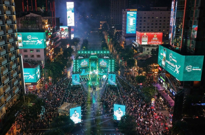 Hàng chục ngàn khán giả chìm đắm trong không gian âm nhạc - công nghệ BIDV Music Festival.