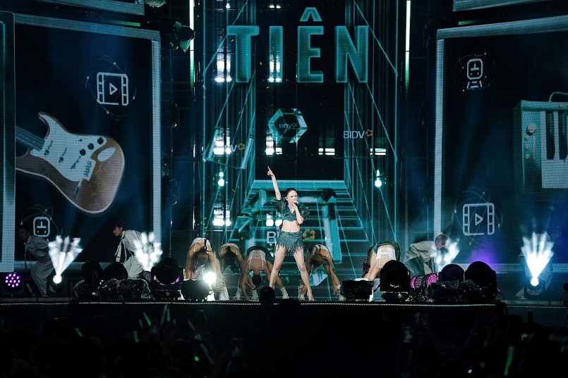 “Chị đẹp” Tóc Tiên “cháy hết mình” cùng vũ đoàn tại BIDV Music Festival.