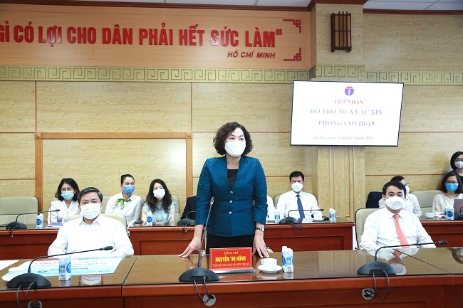 Bà Nguyễn Thị Hồng - Thống đốc Ngân hàng Nhà nước Việt Nam phát biểu tại buổi lễ, đánh giá cao sự đóng góp của các Ngân hàng và Tập đoàn tư nhân.