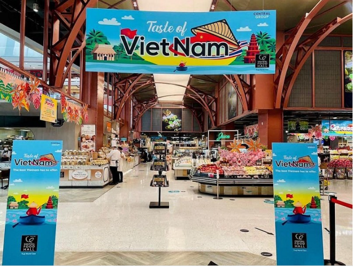 Khu bày bán sản phẩm trái cây và thực phẩm chế biến của Việt Nam tại Trung tâm Thương mại Central World