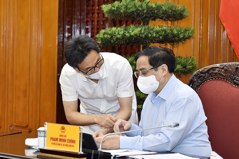 Thủ tướng Phạm Minh Chính và Phó Thủ tướng Vũ Đức Đam trao đổi tại cuộc làm việc - Ảnh: VGP/Nhật Bắc